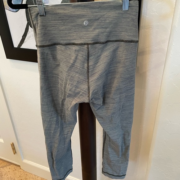 Lululemon Wunder Under Crop size 6 - Picture 2 of 2